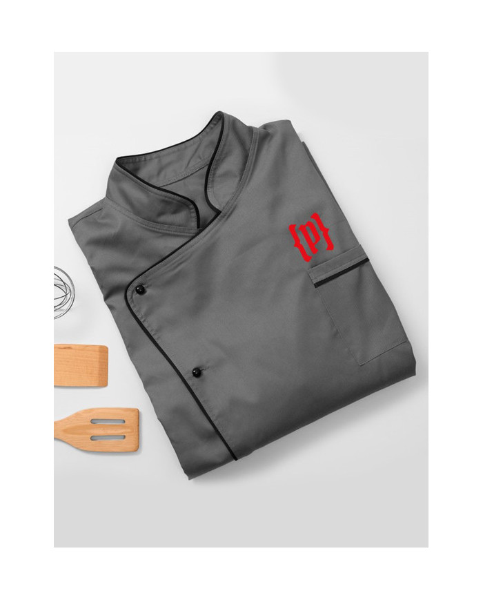 Chaquetilla negra con logo rojo corto