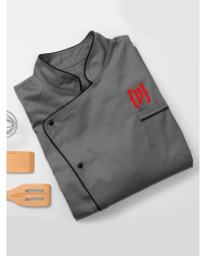 Chaquetilla negra con logo rojo corto